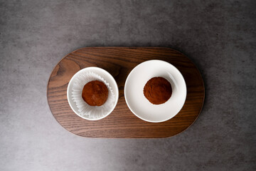 흰 그릇 위에 담긴 두쫀쿠, 두바이 쫀득 쿠키 디저트