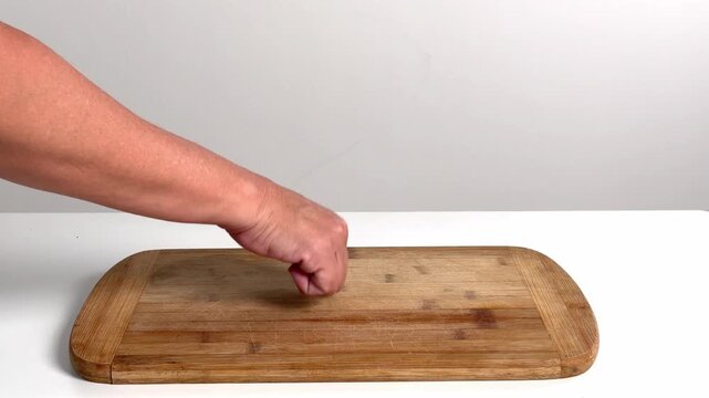 Video with real sound effect of  Knock on wood