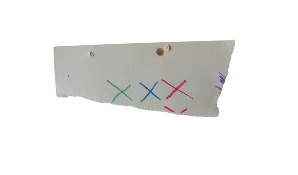 Tira de papel rasgado con cruces de colores dibujadas a mano aislada sobre fondo negro