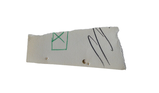Fragmento de papel rasgado con casilla marcada en verde y trazos negros dibujados a mano sobre fondo negro