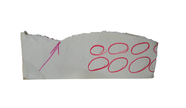 Tira de papel rasgado con flecha rosa y c&iacute;rculos dibujados a mano sobre fondo negro