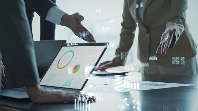 会議するビジネスパーソンのグループと統計データのコンセプト