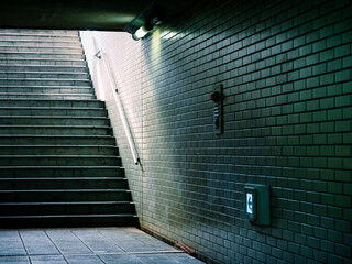 暗い地下道の上り階段