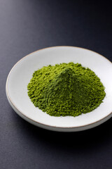 黒背景に映える鮮やかな日本の抹茶　Authentic Japanese matcha green tea powder on a minimalist black background
