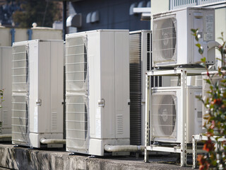 たくさん並ぶ、業務用エアコンの大型室外機