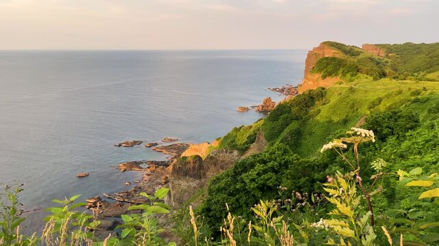 夕景の積丹半島、積丹岬灯台展望台より望む断崖絶壁の海