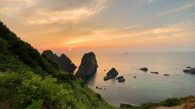 夕景の積丹半島、島武意海岸展望台より望む屏風岩に沈む夕日