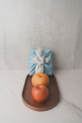 한국 명절 설날 추석 과일과 선물보자기 정물 세트 배경화면