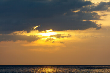 Fototapeta premium The sky is cloudy and the sun is setting