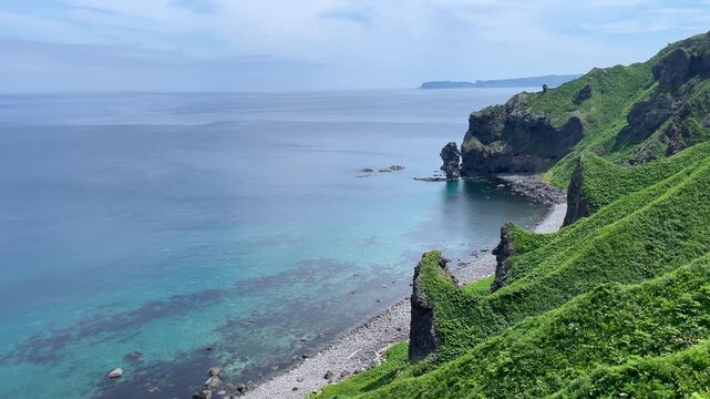 神威岬（かむいみさき）より望む積丹岬と積丹ブルーの海