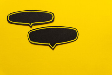 黄色背景に黒色の吹き出し	