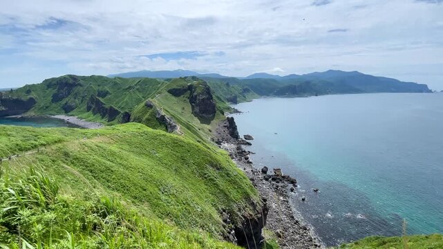 神威岬（かむいみさき）より望む積丹半島と積丹ブルーの海