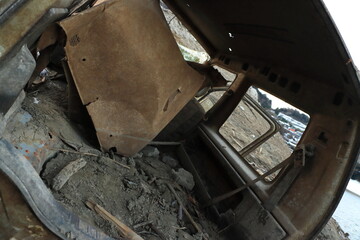 記録的渇水によりダム湖の湖底から数十年ぶりに姿を現した廃車体(神奈川県津久井湖)