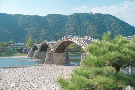 日本の山口県にある有名な建築物の錦帯橋と青空