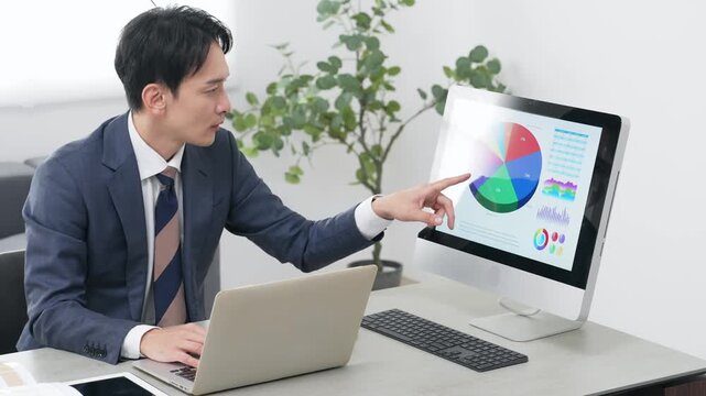 ビジネス、マーケティング、DX、分析、コスト、経営、戦略、業績、決算、確定申告、見積もり、計画、企画、チェック、確認、人材、人件費、経費、費用、考える、課題、ビジネスマン、ビジネスパーソン、スーツ、会社員、サラリーマン、日本人、男性、オフィス、職場、仕事、働く、企業、パソコン、PC、IT、デジタルトランスフォーメーション、業務、事務、経理、マネジメント、管理職、スプレッドシート、表計算、ソフトウェ