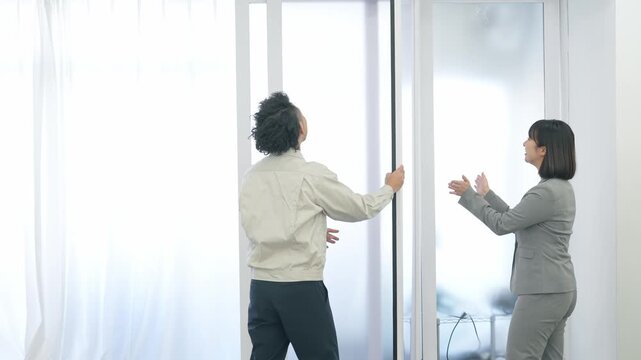 ガラスパーティションを修理する作業員