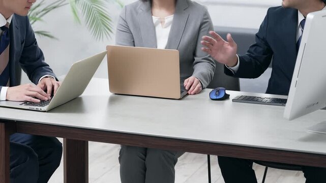 ビジネス、会議、ミーティング、オフィス、仕事、チームワーク、同僚、人材、相談、業務、事務、プロジェクト、DX、デジタルトランスフォーメーション、パソコン、PC、デスクワーク、会議室、グループ、協力、上司、部下、コミュニケーション、会話、話す、指導、研修、経営者、社長、ビジネスマン、ビジネスパーソン、スーツ、会社員、サラリーマン、男性、日本人、職場、女性、働く、チェック、確認、検討、企業、会社、中小