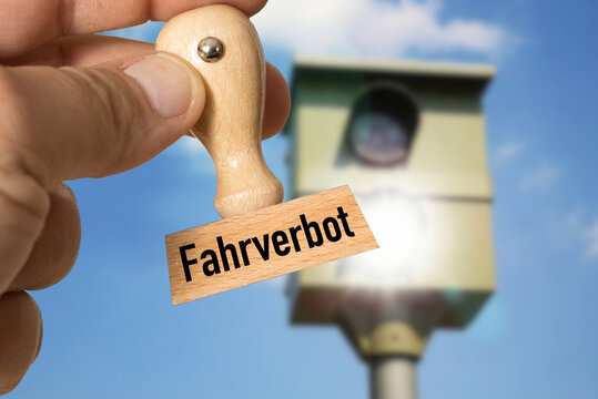 Ein Blitzer Radarfalle und Stempel Fahrverbot