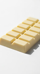 白背景に並んだホワイトチョコレートの塊（お菓子作り・素材・バレンタイン）