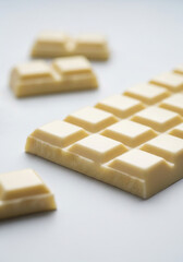 白背景に並んだホワイトチョコレートの塊（お菓子作り・素材・バレンタイン）