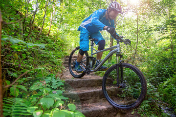 Mountainbiker f&auml;hrt Treppenstufen auf einem Singletrail im Pf&auml;lzerwald, Deutschland (model released)