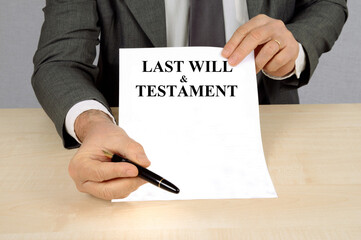 Concept de notaire pr&eacute;sentant une feuille blanche et un stylo pour r&eacute;diger ses derni&egrave;res volont&eacute;s