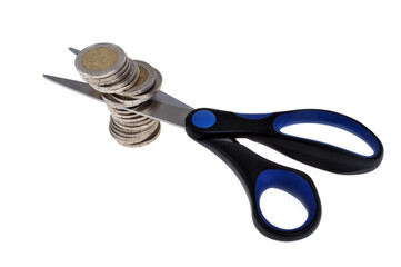 Concept de pr&eacute;l&egrave;vements bancaires avec des pi&egrave;ces de monnaie en euros et des ciseaux en gros plan isol&eacute;s sur fond blanc