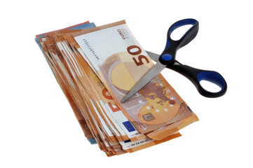 Concept de pr&eacute;l&egrave;vements bancaires avec des billets de banque en euros et des ciseaux en gros plan isol&eacute;s sur fond blanc