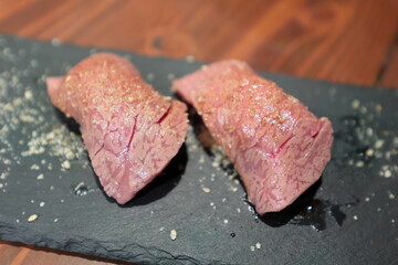 和牛炙り寿司（肉寿司）