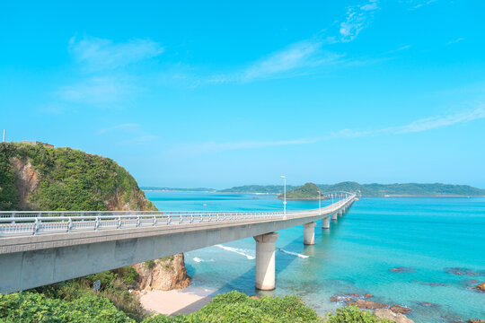 日本の山口県にある角島大橋と快晴の青空