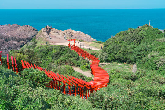 日本の山口県長門市にある元乃隅神社の鳥居と海の風景