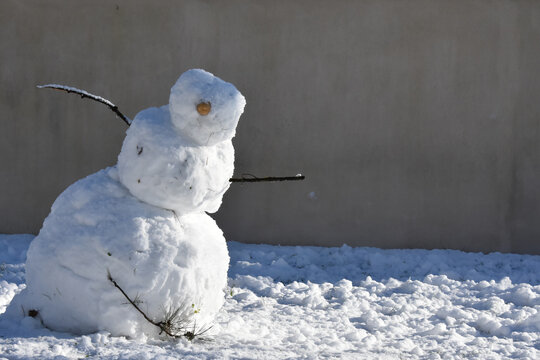 Un bonhomme de neige qui penche et fond doucement, france 