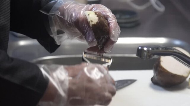 	こんにゃく芋の皮をむく女性