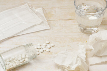 	使ったティッシュに不織布マスクと錠剤と水