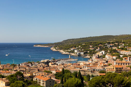 Vue panoramique sur le village, le port et la baie de Cassis, mer et ciel bleu, paysage m&eacute;diterran&eacute;en d'&eacute;t&eacute;, Provence, Sud de la France
