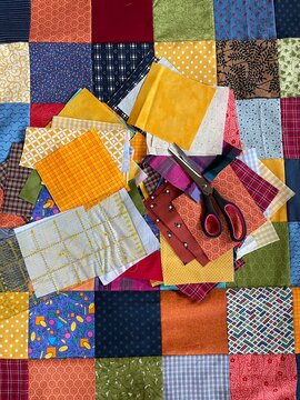 Assembling and selecting pieces of fabric of a patchwork blanket for a quilt