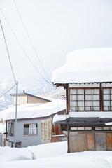 こんもり雪の積もった野沢温泉村の民家 © 千帆 大木