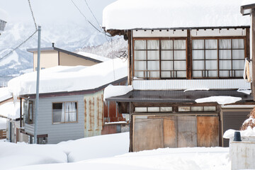 こんもり雪の積もった野沢温泉村の民家 © Chiho Oki