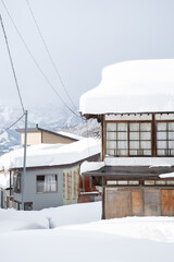 こんもり雪の積もった野沢温泉村の民家 © Chiho Oki