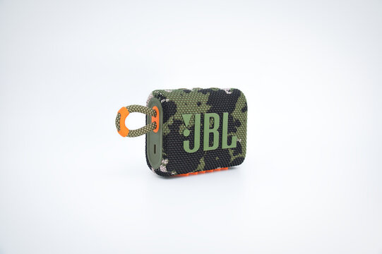 Ein JBL Bluetooth Lautsprecher Modell Go 3 in der Farbe Squad