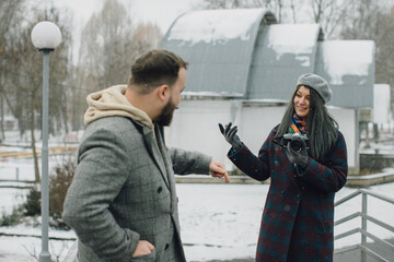 Naklejka premium Young couple enjoying outdoor date during winter snow