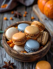 Herbstiche Macarons in einer Schale zur Herbstzeit.