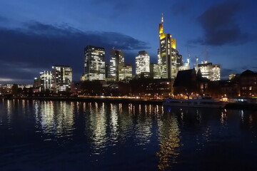 Fototapeta premium Main in Frankfurt, abends