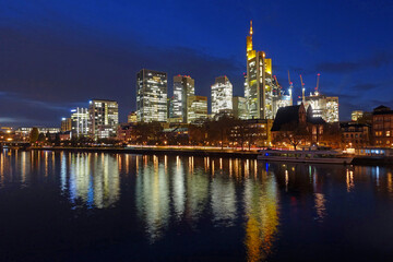 Obraz premium Main in Frankfurt, abends