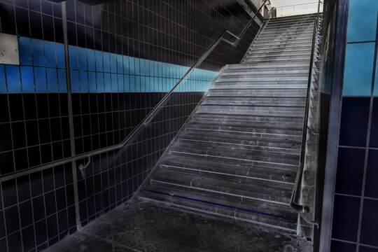 Treppe an einem Bahnhof