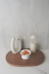 한국 전통 간식 약과와 장식품, 우드 트레이 배경화면