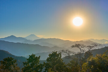 東京都八王子市の高尾山頂(大見晴園地)からの夕景(富士山,山並み,夕陽など）