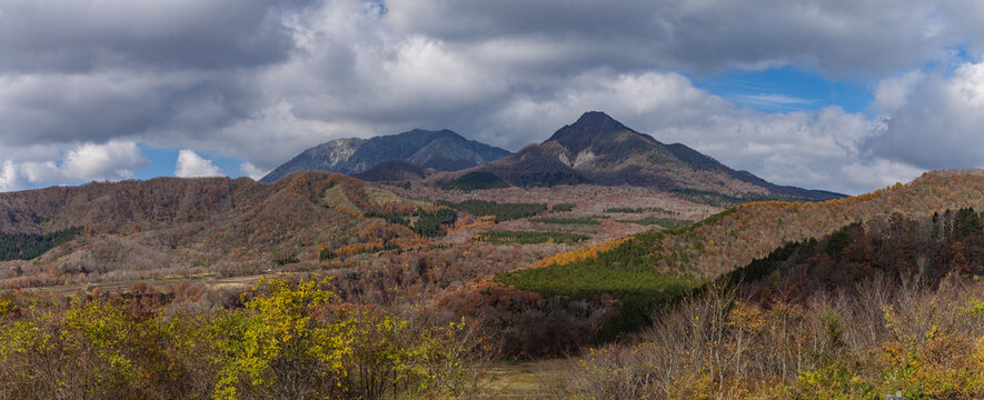 日本　 岡山県真庭市蒜山にある鬼女台展望台から眺める奥大山と烏ヶ山と紅葉