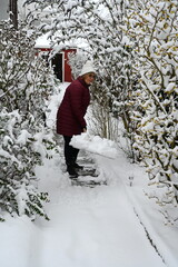 Eine Frau schiebt Schnee
