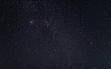 Obraz premium One star shining brightest in the night sky